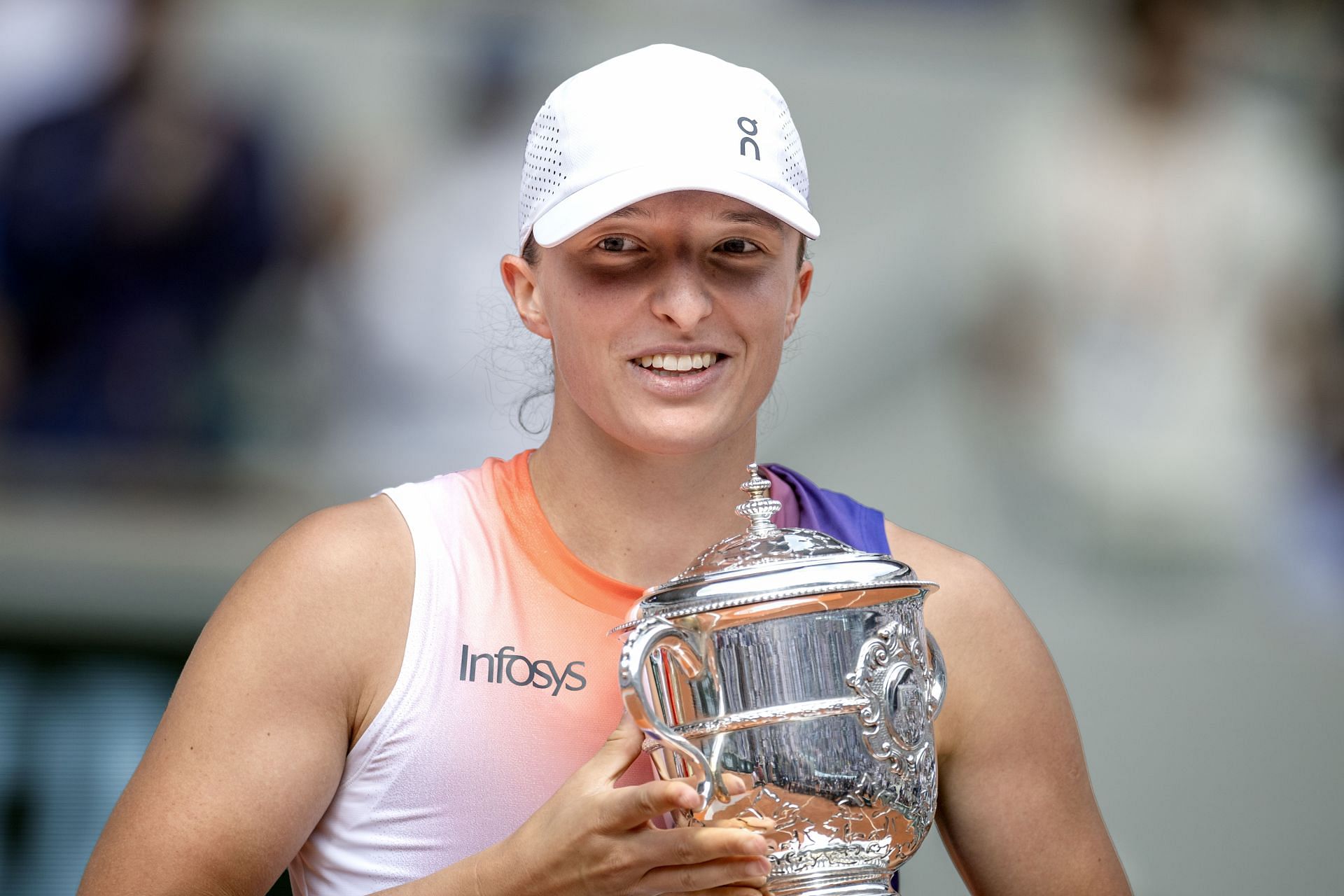 Iga Swiatek poses with the 2024 French Open title | Image Source: Getty
